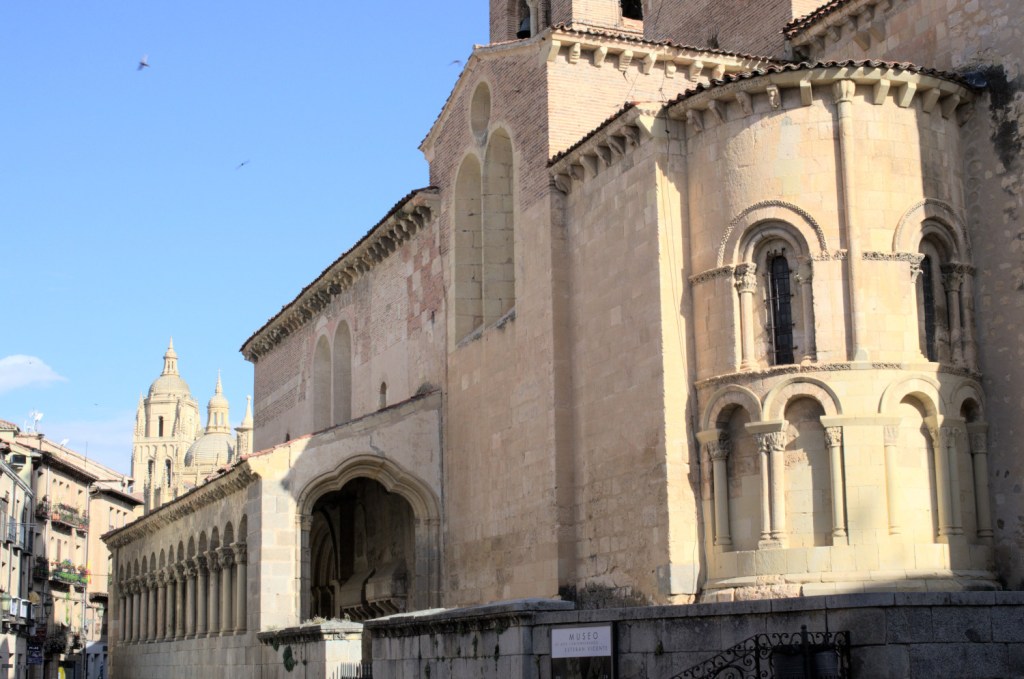 Una de las fachadas de la iglesia de San Martín. A lo lejos se ve la catedral.
