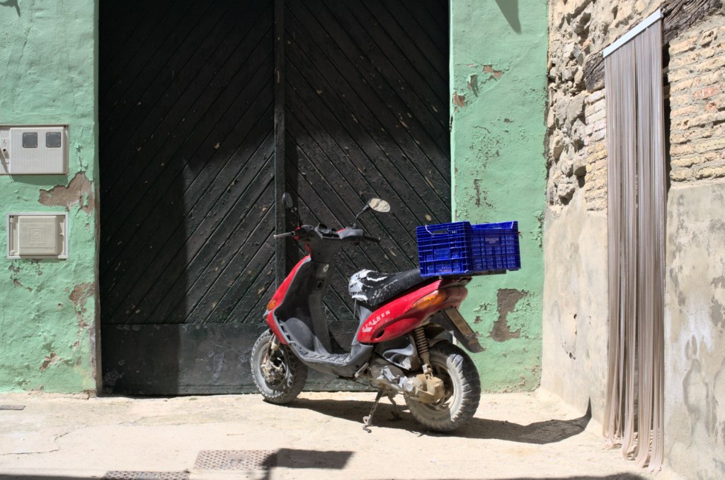 Un ciclomotor en un callejón