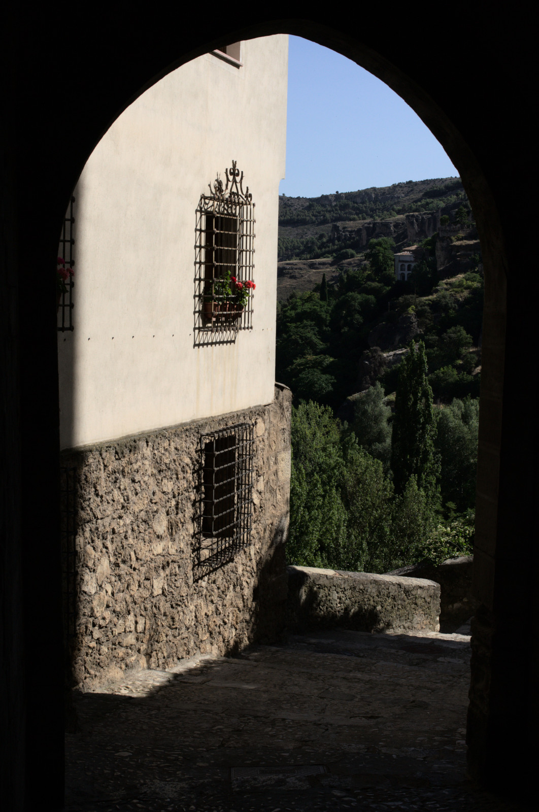 Арка, через которую видны зарешеченные окна и ущелье Хукара