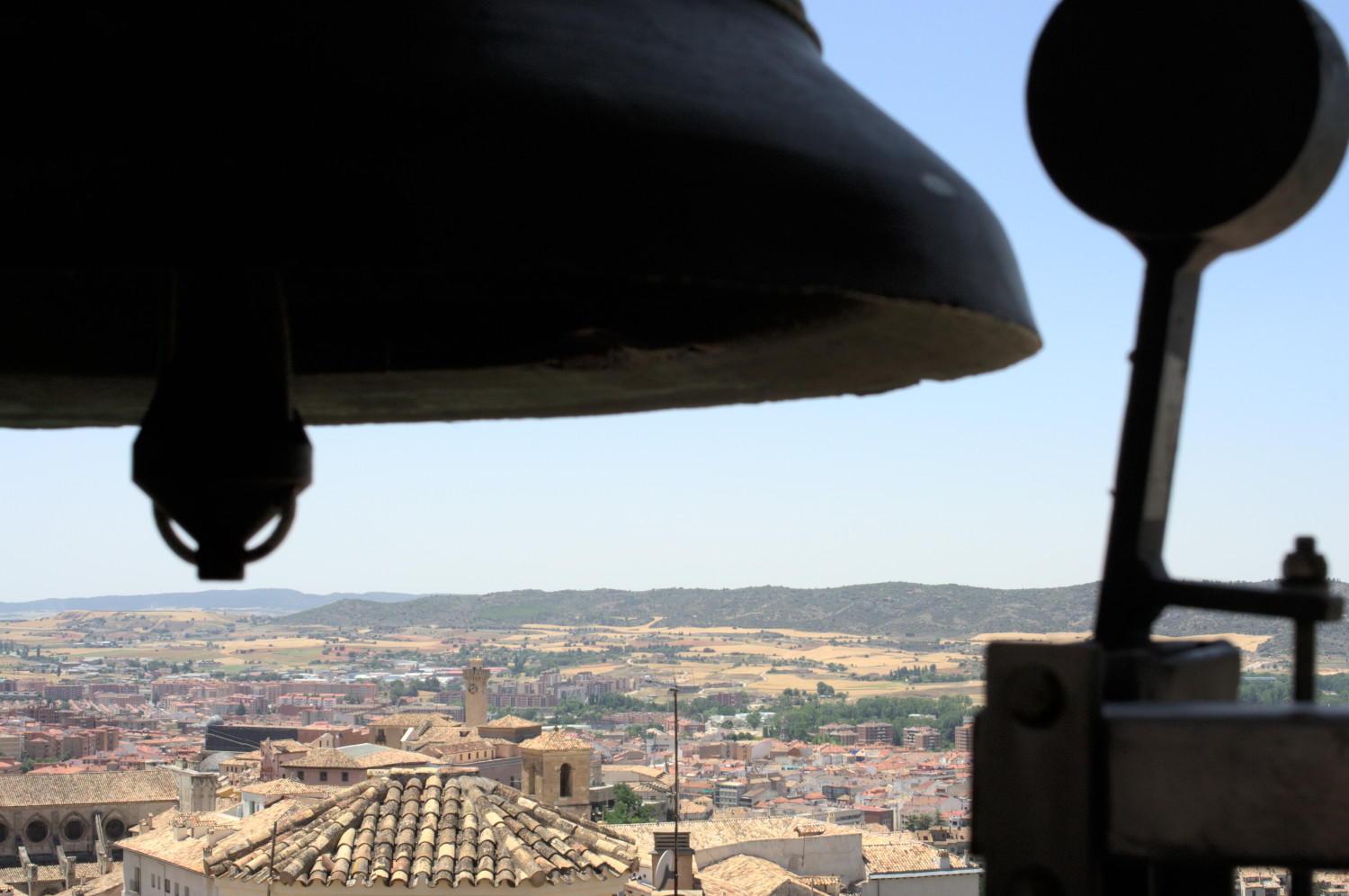 Колокол, вид на центр Куэнки и поля за городом