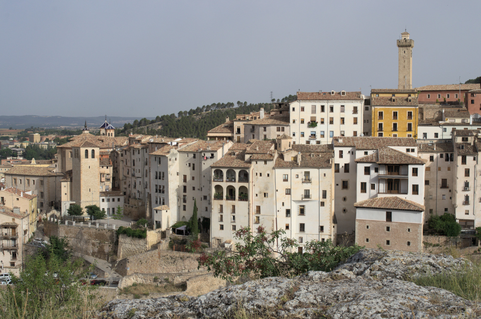 Видна башня Мангана, некоторые церкви и много белых домов