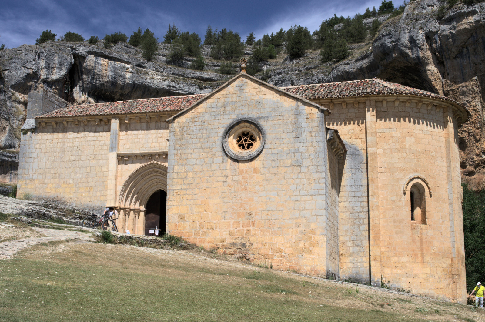 Романская часовня. Скалы на заднем плане.