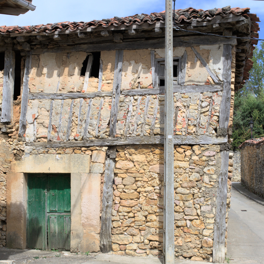 Заброшенный дом фахверковой архитектуры.