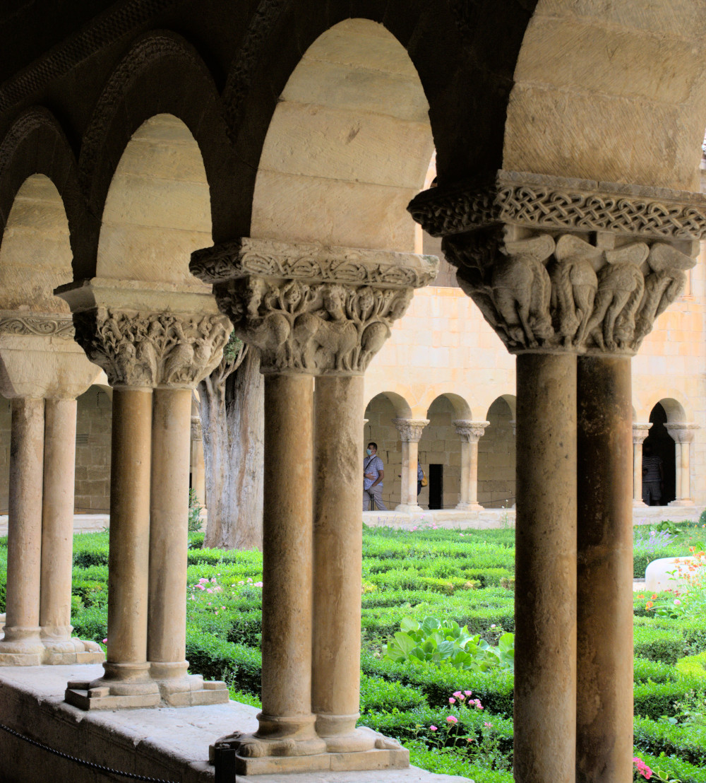 Романские колонны клуатра