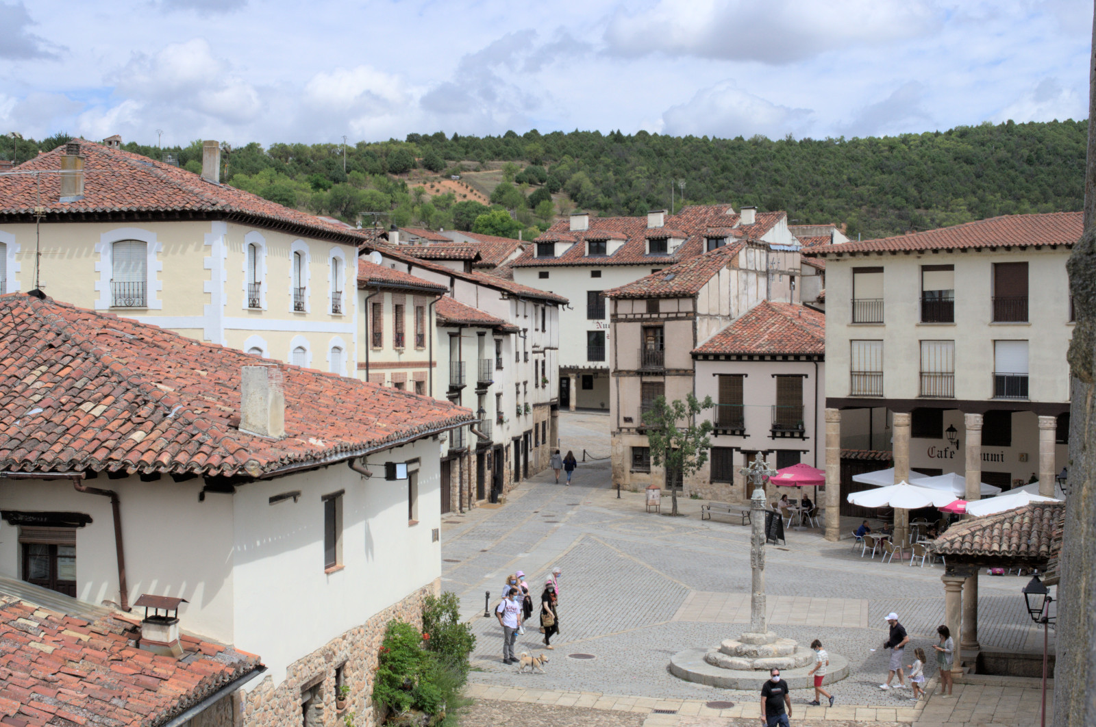 Вид на центральную площадь с башни.