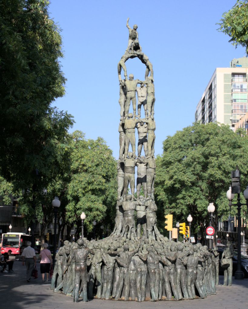 Бронзовое изображение башни из человеческих фигур