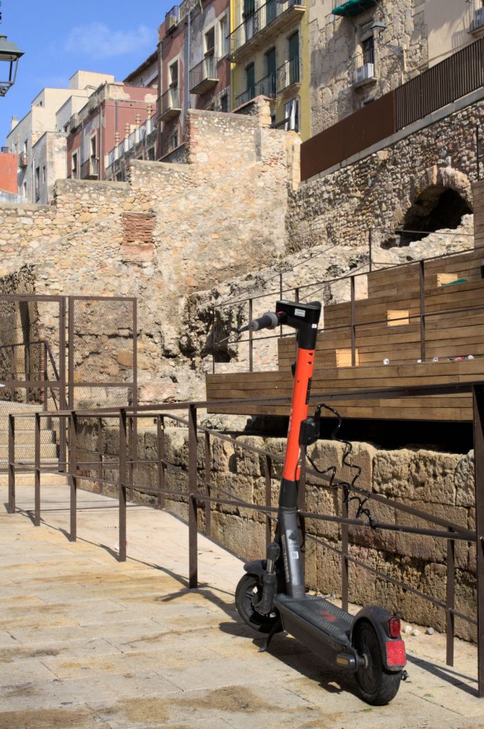 Электросамокат на фоне развалин римского цирка