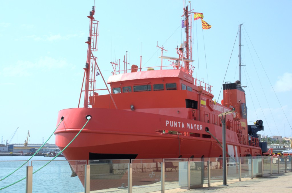 Судно красного цвета под испанским флагом