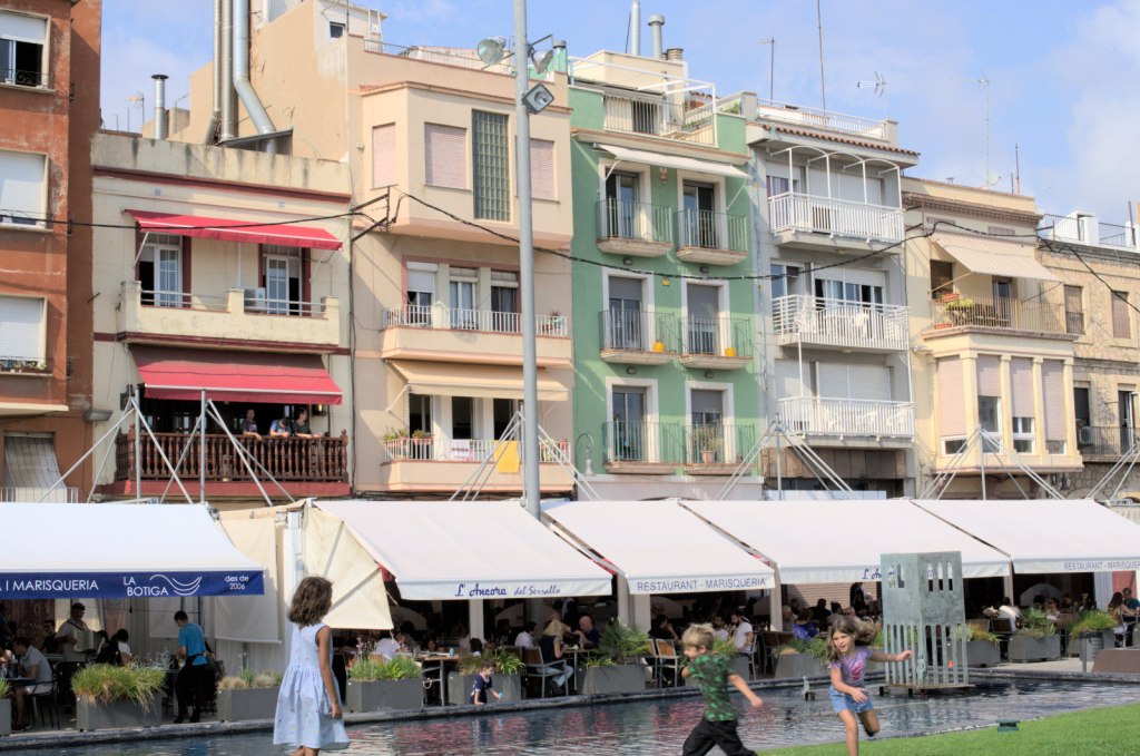 Фасады домов и террасы ресторанов