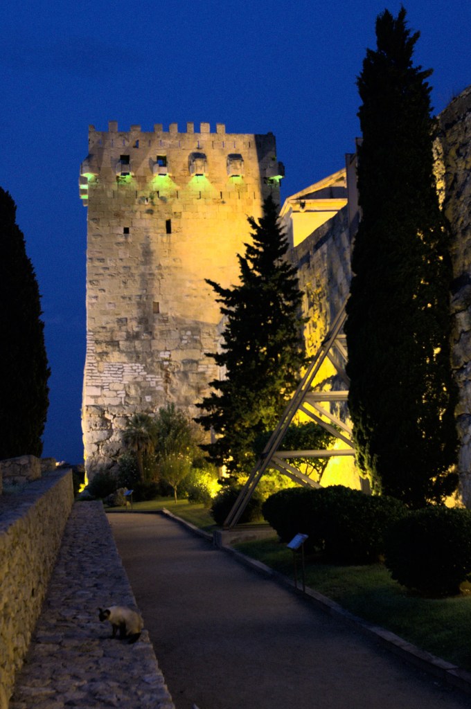 Вид подсвеченной древнеримской башни в вечернее время