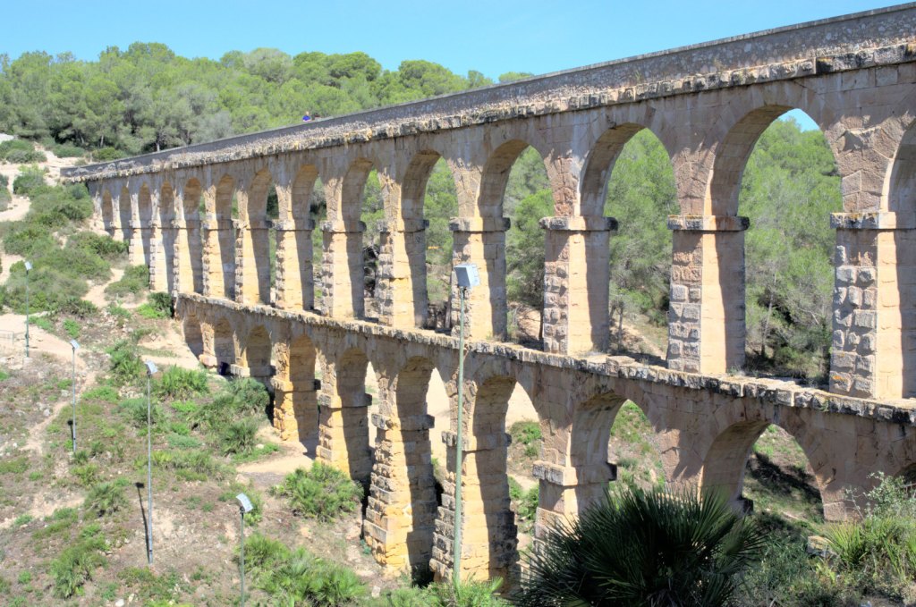 Акведук, освещенный предполуденным солнцем.