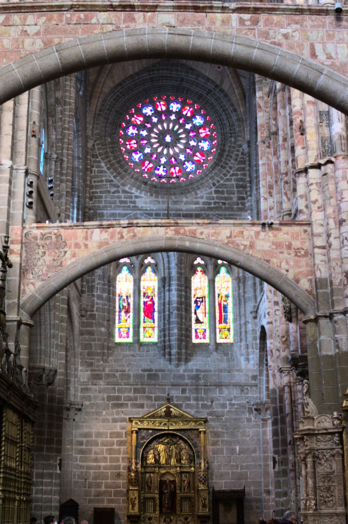 Внутри собора: стены из серого и красного, кровавого камня; витражи