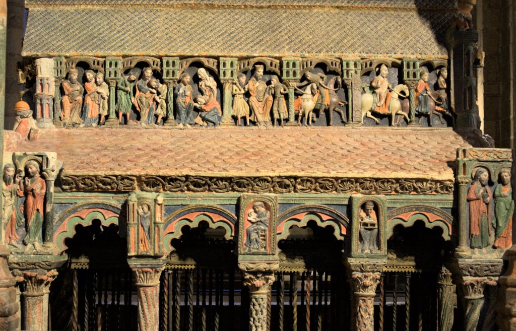 Надгробие в форме храма с крышей и колоннами, обилие скульптурных рельефов, окрашенных в яркие цвета