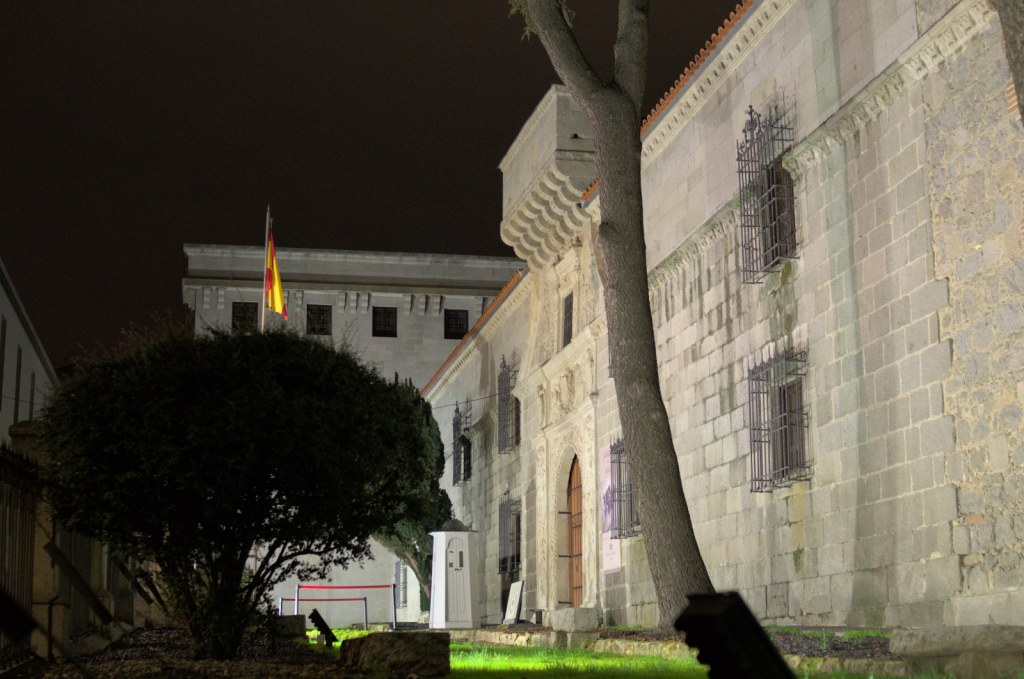 Вечерний вид подсвеченного дворца и садика перед ним