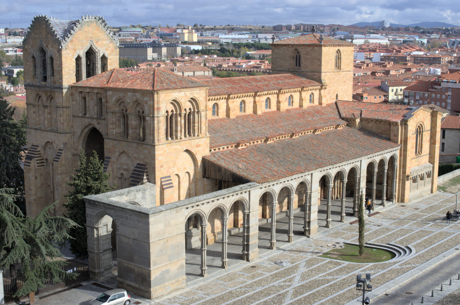 Базилика, фасад которой освещён солнцем