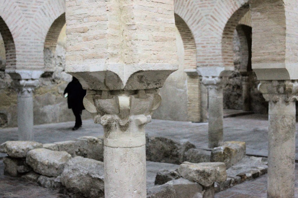 Колонны и арки арабских бань