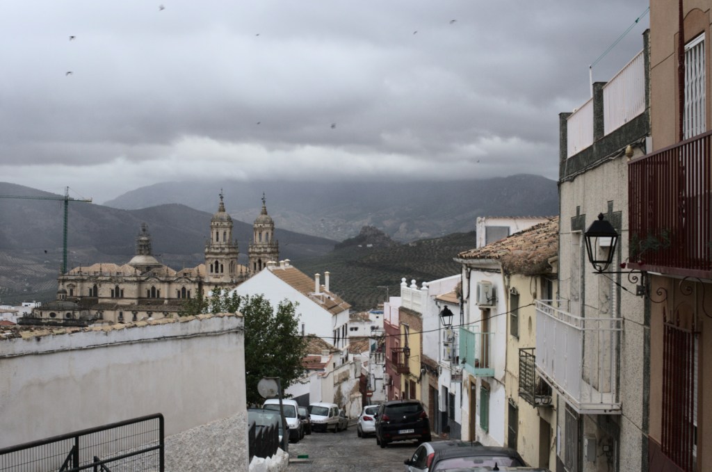 Горы вдали, улица спускается меж белых домов, недалеко — хаэнский собор