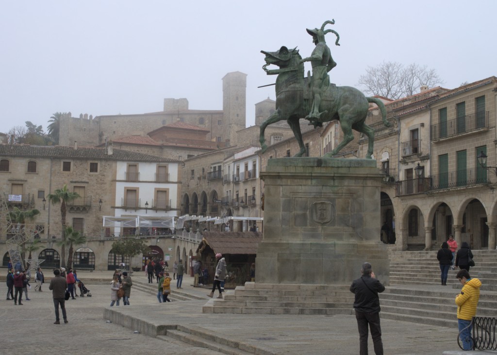 Конный монумент Писарро на фоне зданий площади