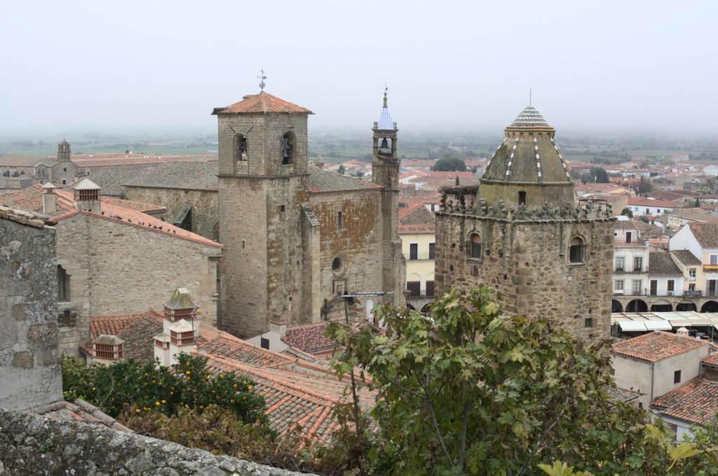 Видны средневековый дворец-башня и церковь на фоне туманного горизонта
