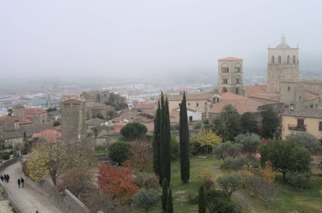 Выделяется церковь Святой Марии и группа средневековых дворцов