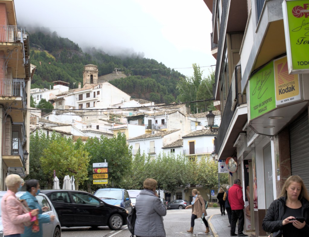 Люди ходят по одной из главных улиц