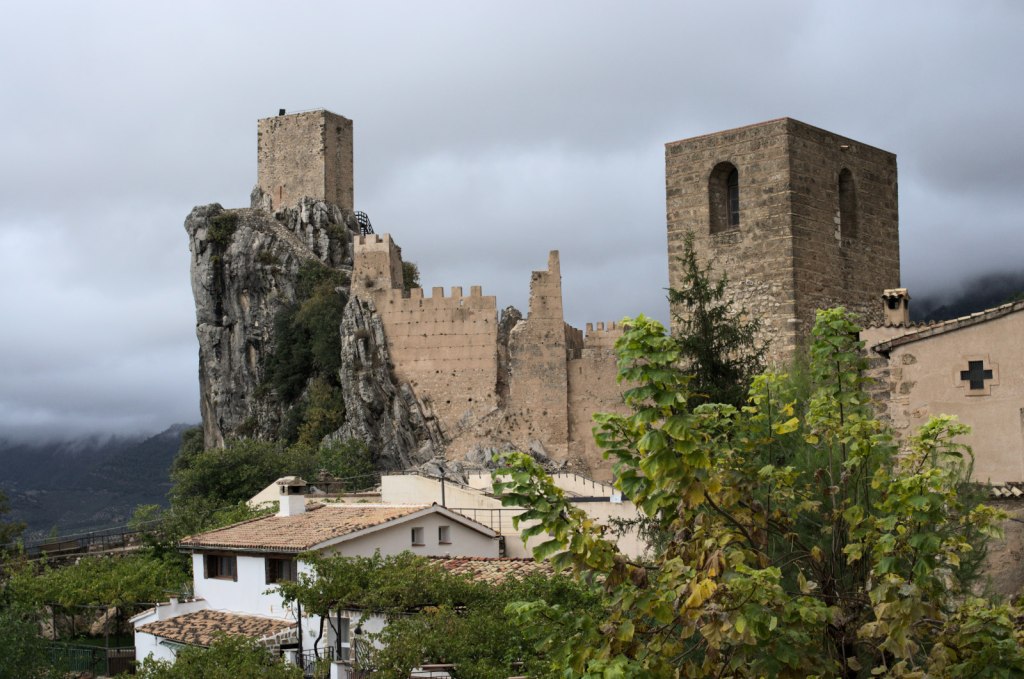 Две башни и стены крепости