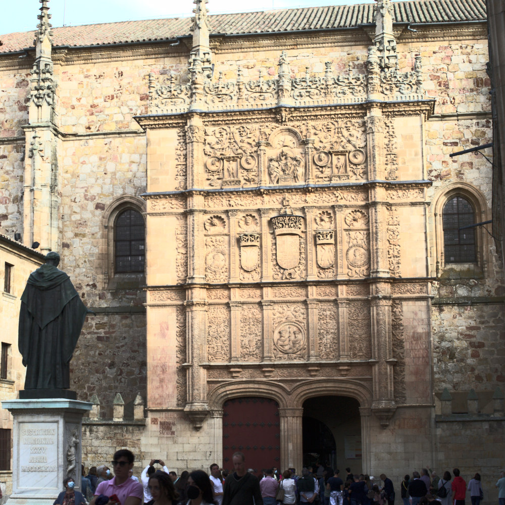 Фасад с обилием резных украшений и площадь перед ним