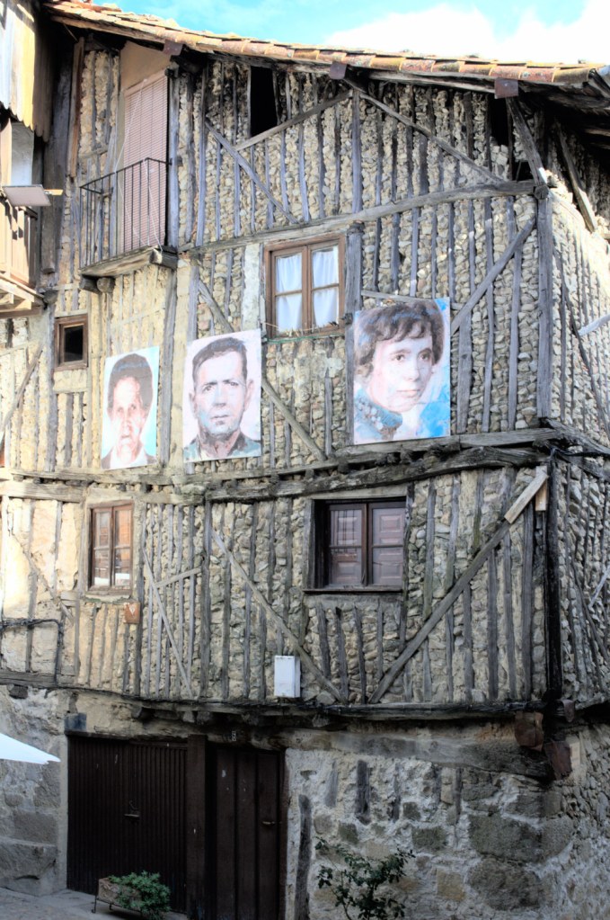 Фахверковый дом с тремя портретами на фасаде