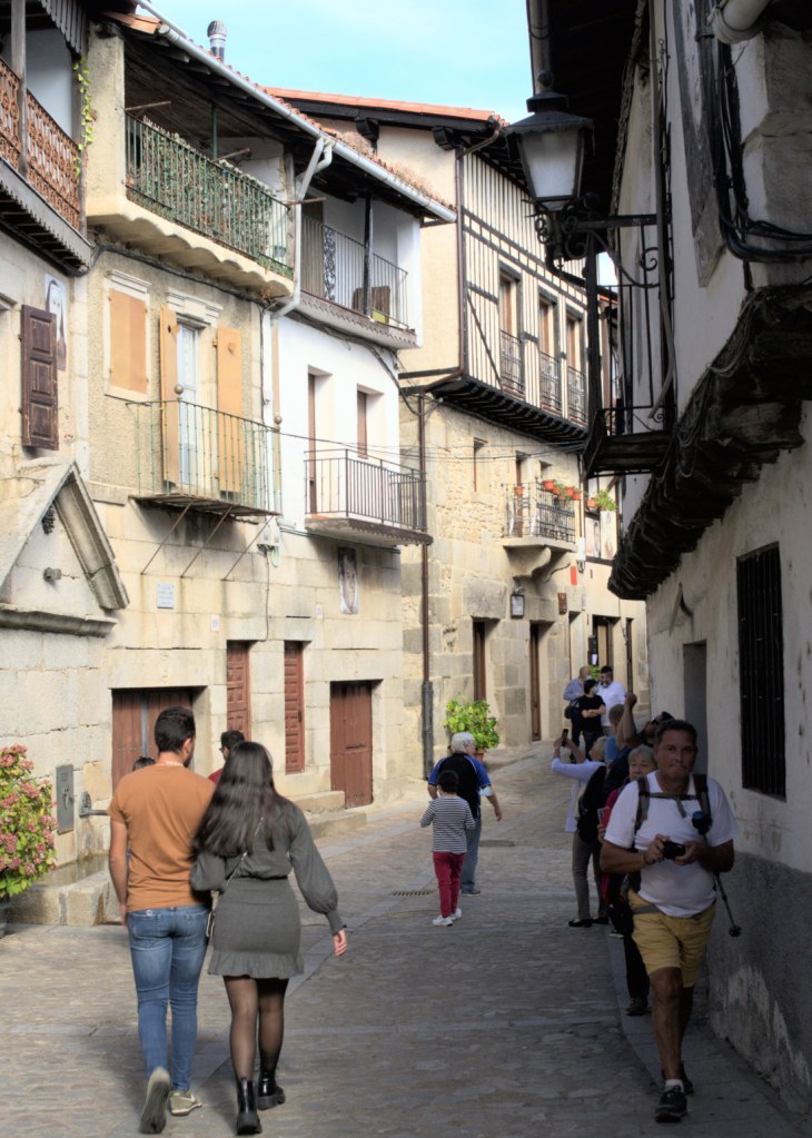 Улица со старинными домами поворачивает вправо