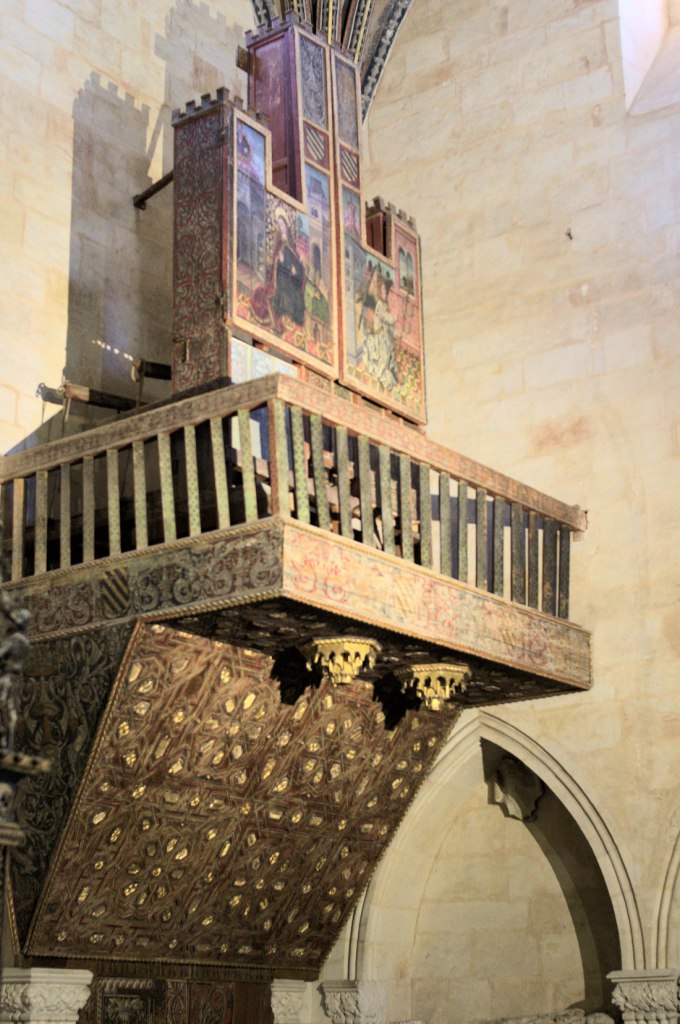 Опора с богатым цветным орнаментом. На ней — расписной орган