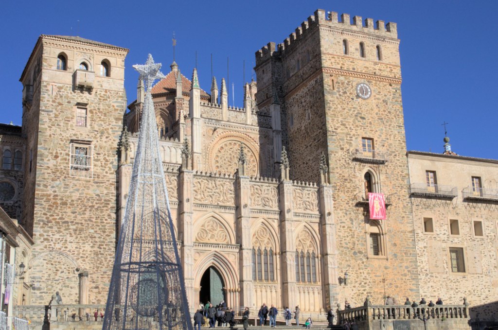 Освещённый солнцем готический фасад