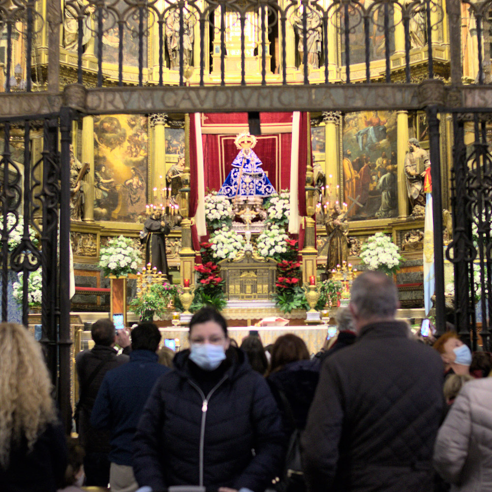 Люди созерцают образ Богоматери