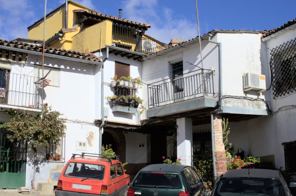 Дом народной архитектуры с белым фасадом