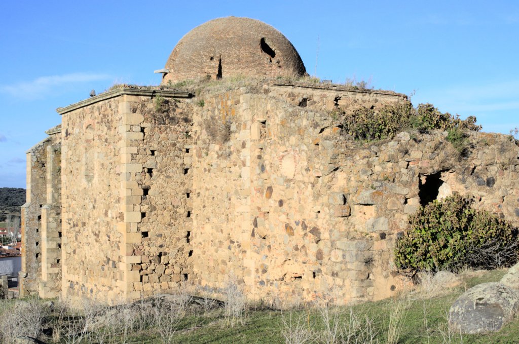 Каменные стены и купол заброшенной церкви