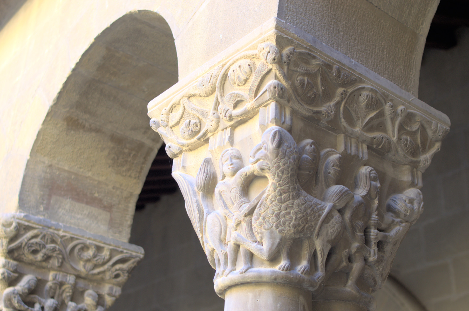 Капитель с изображением людей и зверей