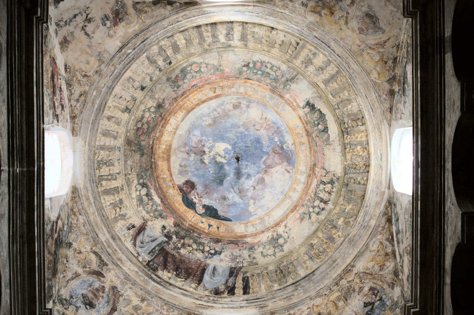 Красочная, но выцветшая роспись свода