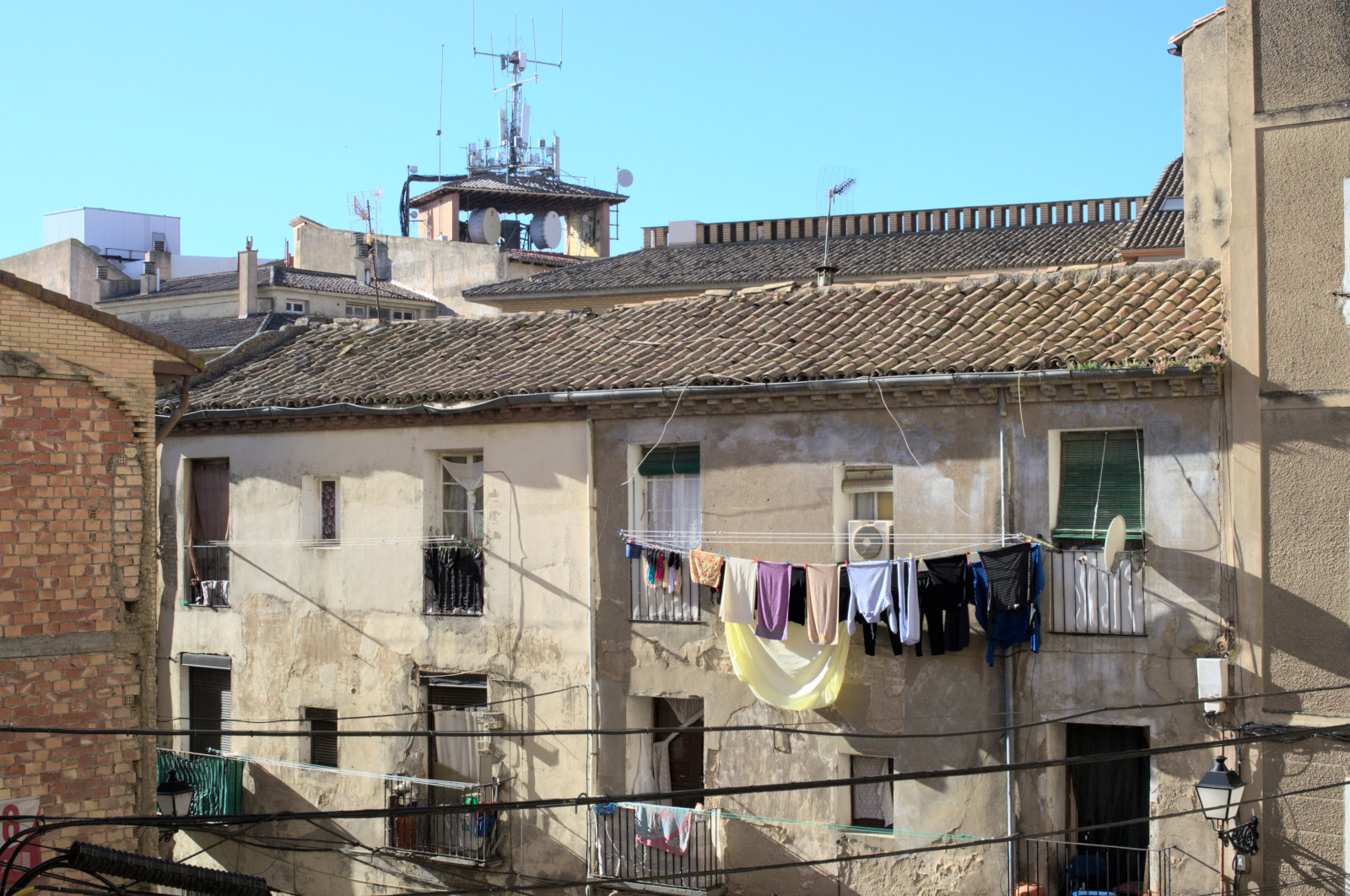 Фасад дома с висящим бельём