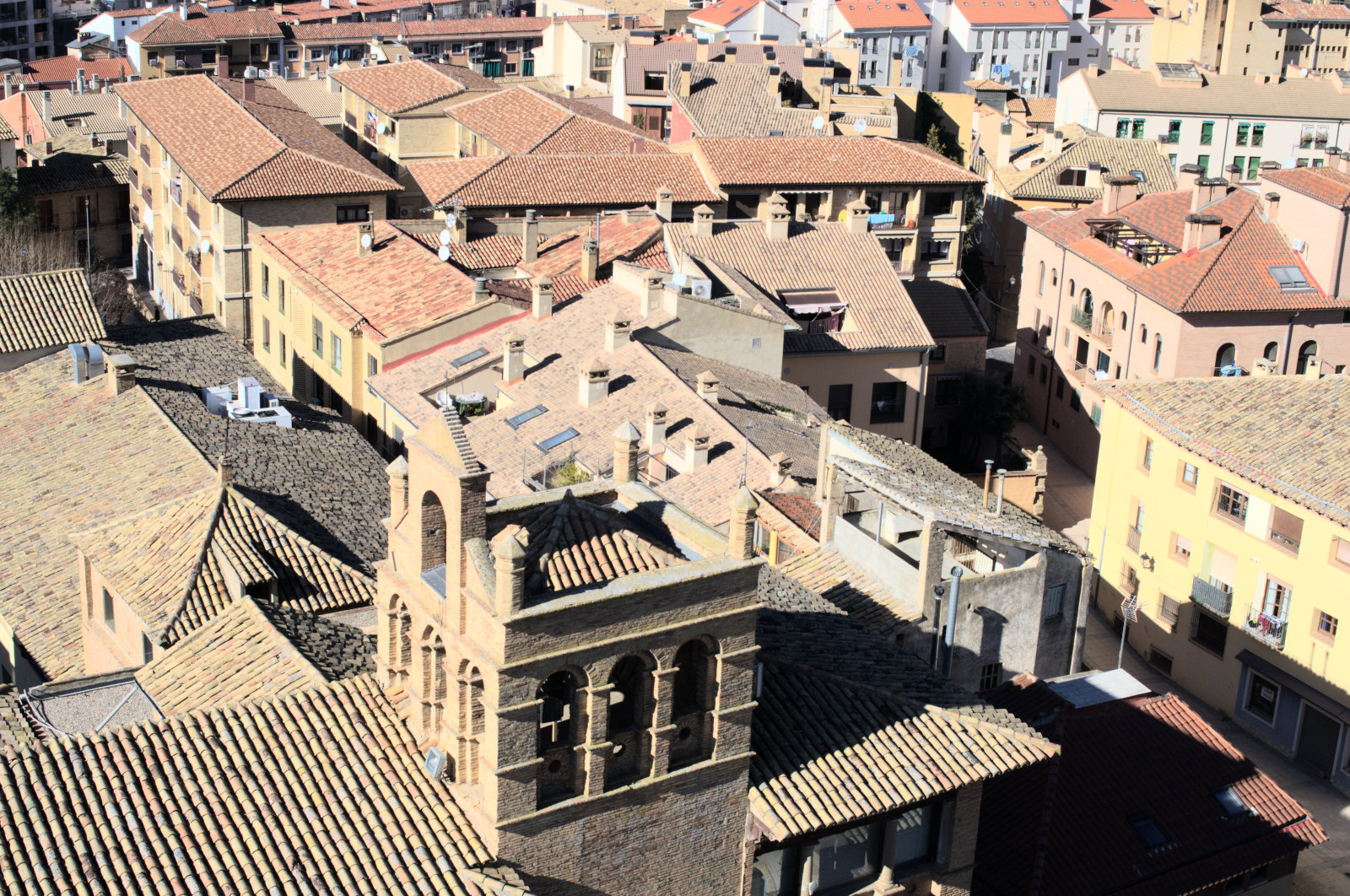 Вид сверху на здания в центре Уэски