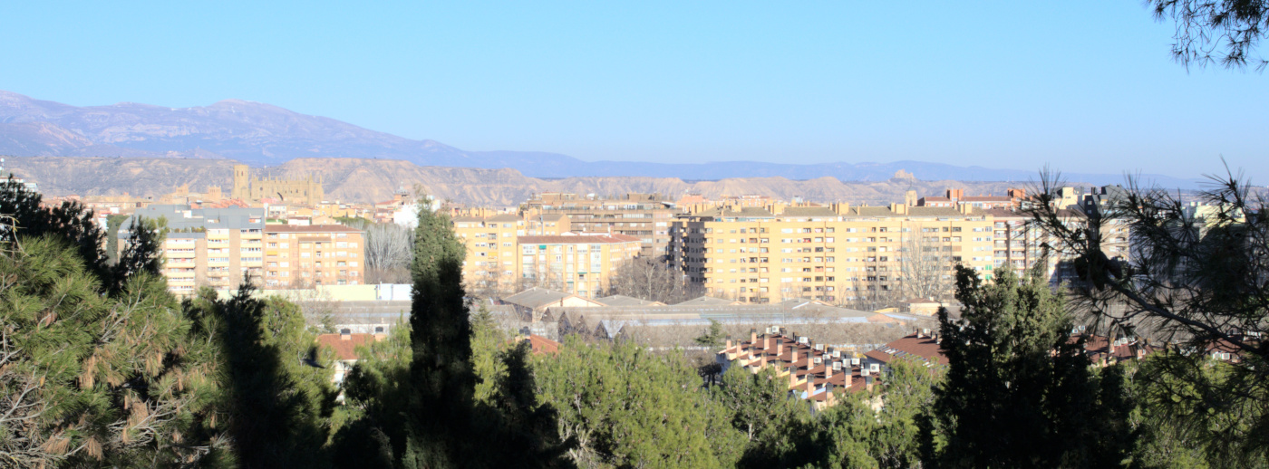 За современными жилыми домами виднеется центр Уэски