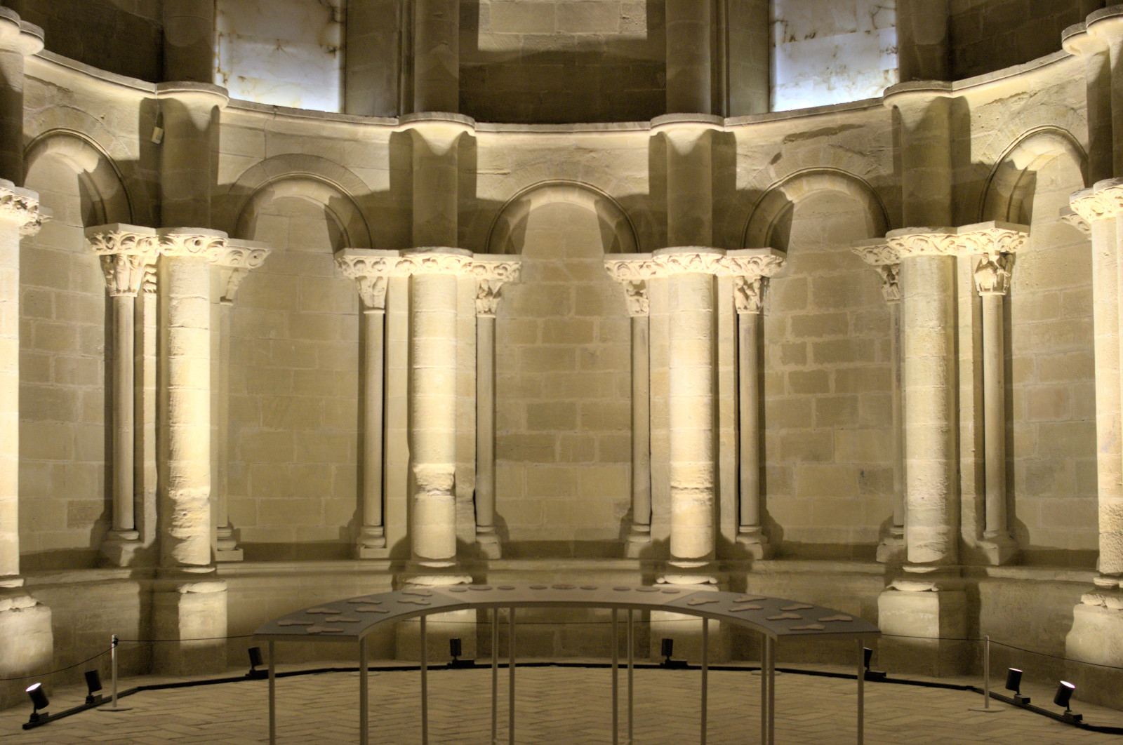 Полукруглая стена с пилястрами