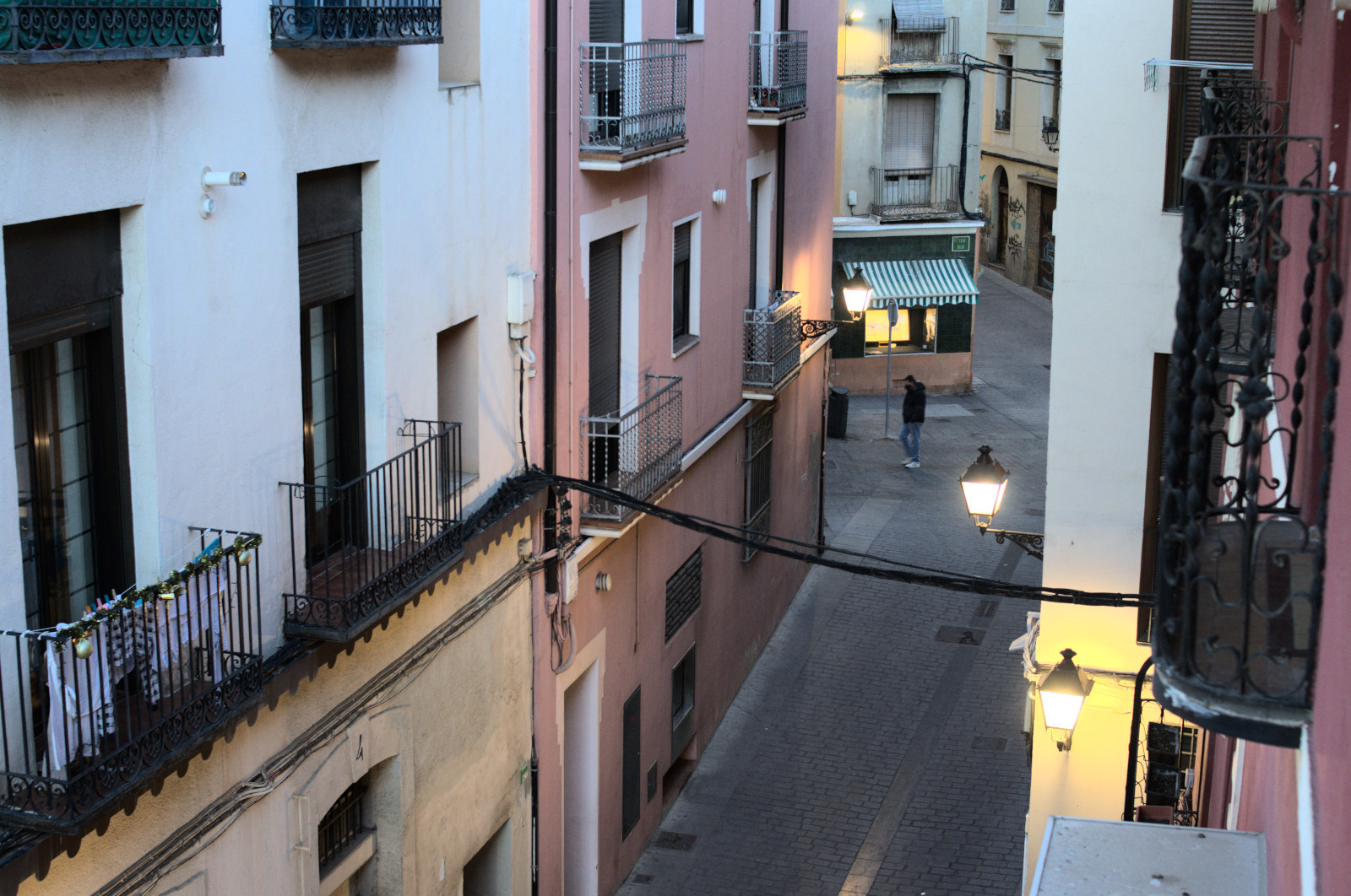 Вид сверху на узкую улицу с горящими фонарями