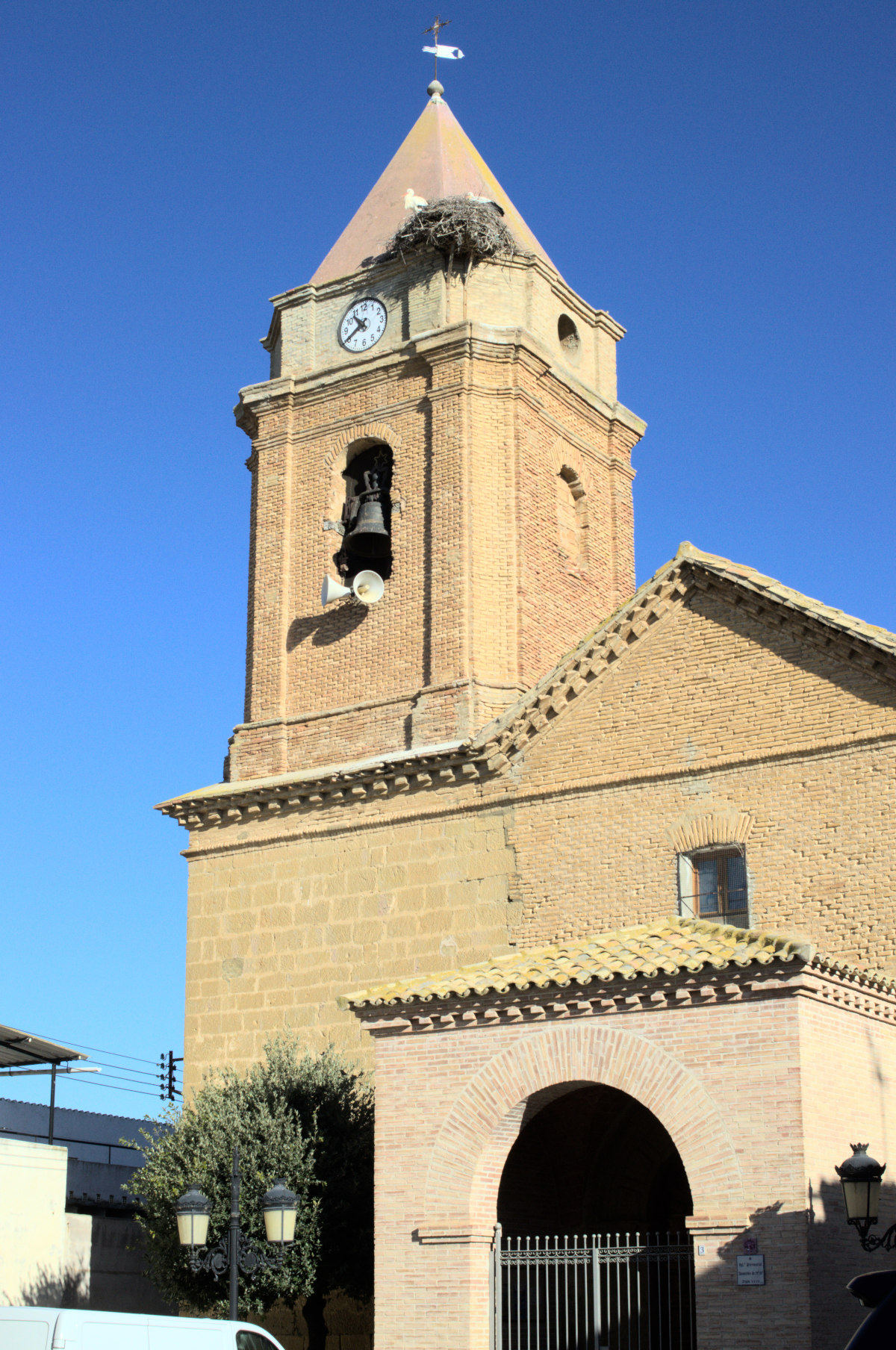 Сельская церковь с гнездом аистов