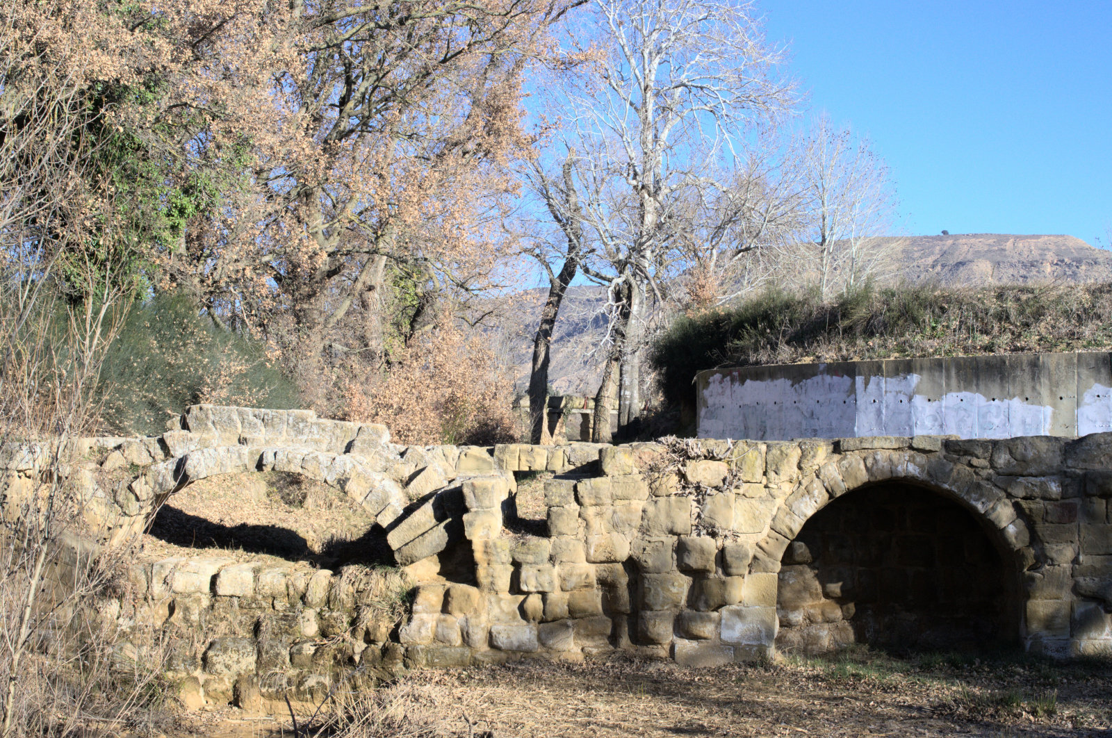 Арки невысокого акведука