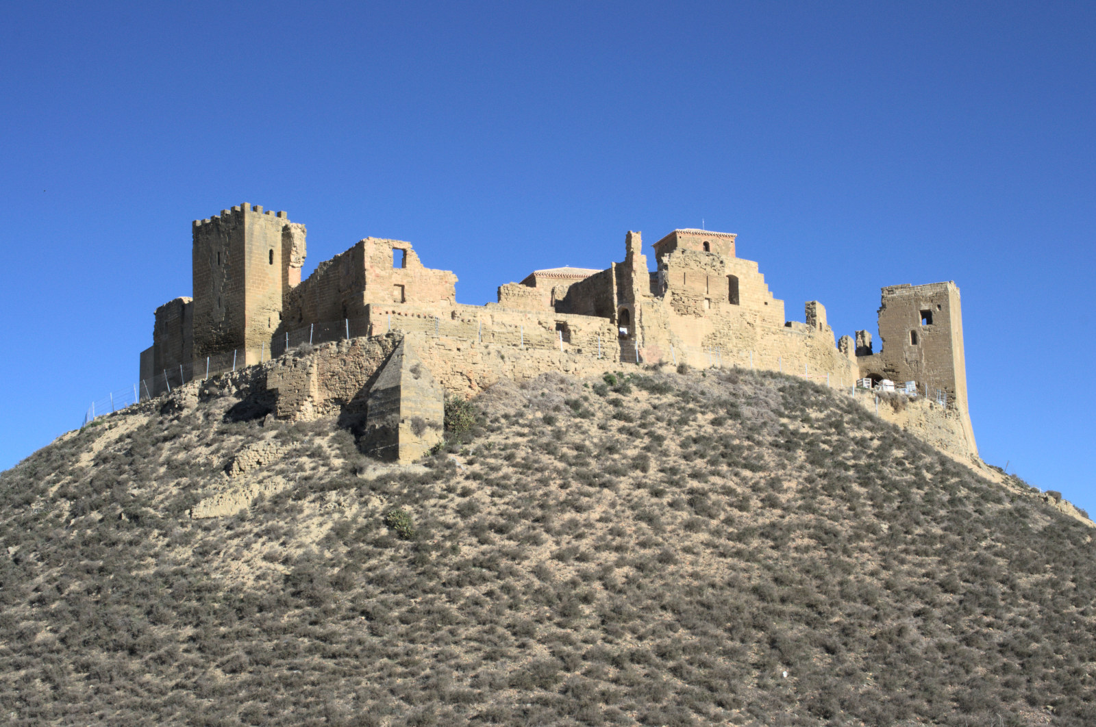 Руины замка на вершине горы