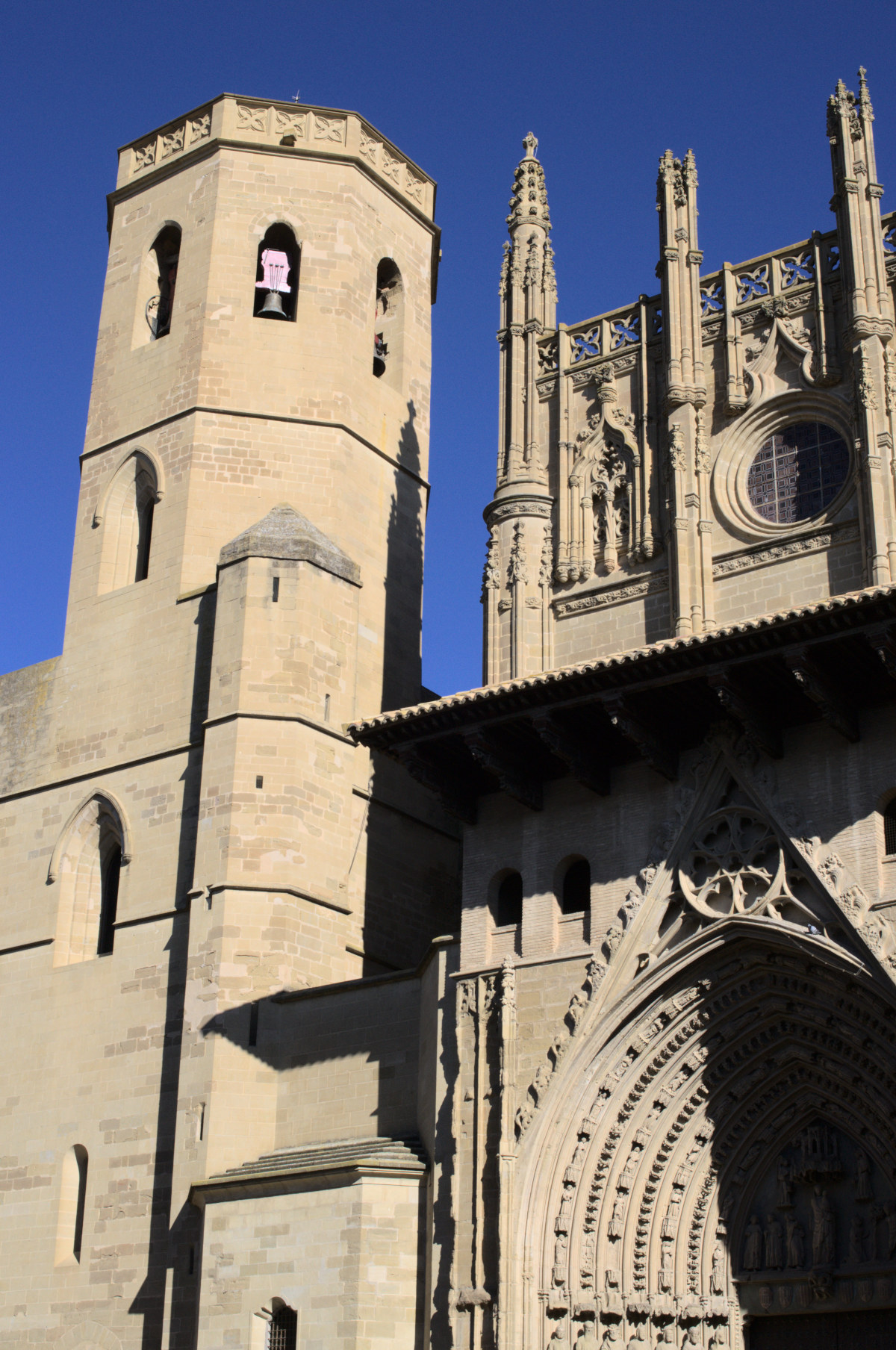 Освещённый солнцем фасад собора