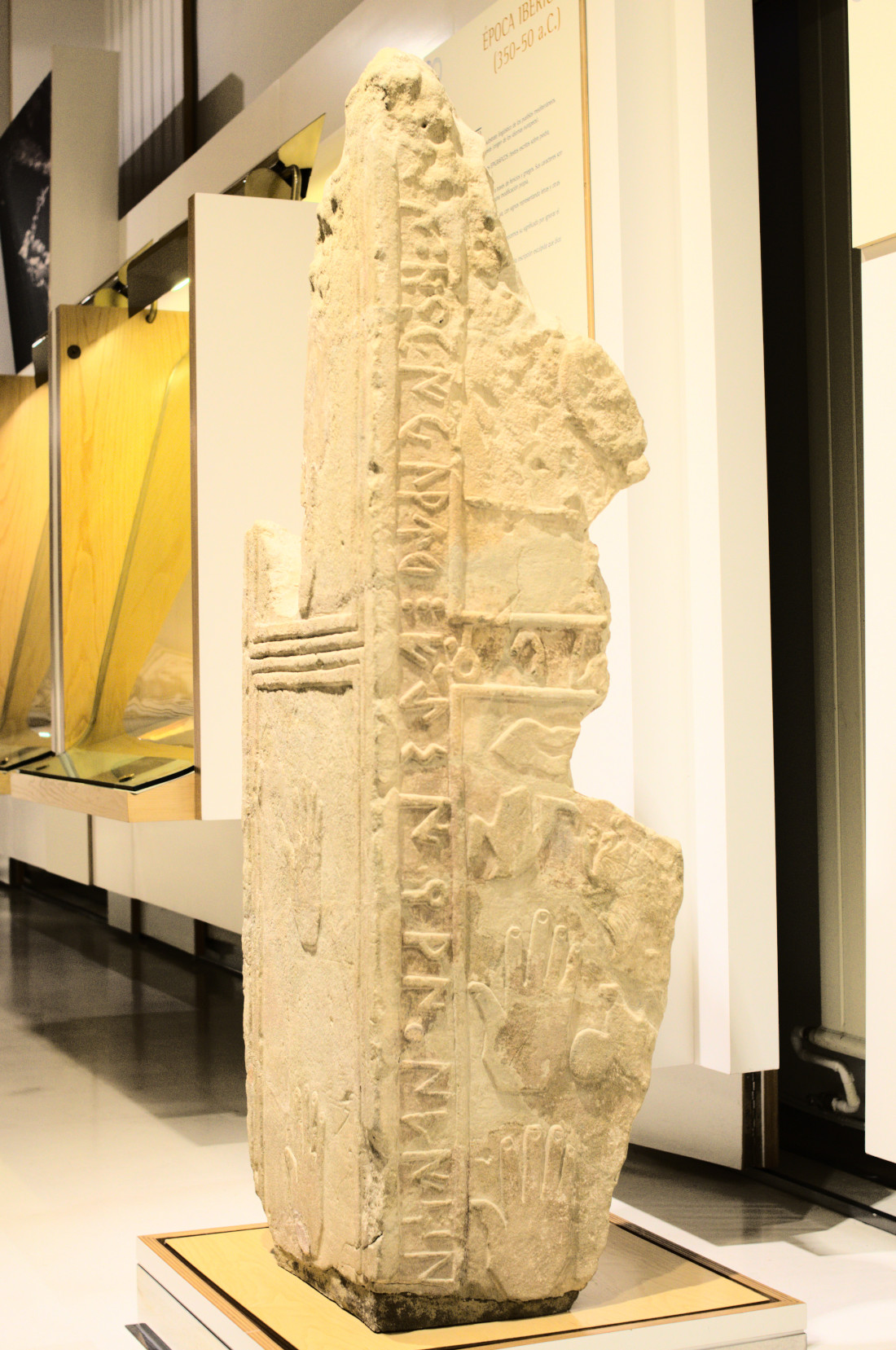 Часть каменной стелы с надписями и рисунками