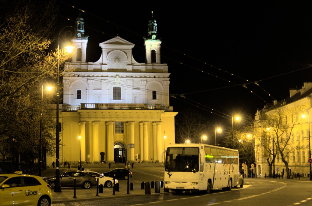 Освещённое здание собора поздним вечером