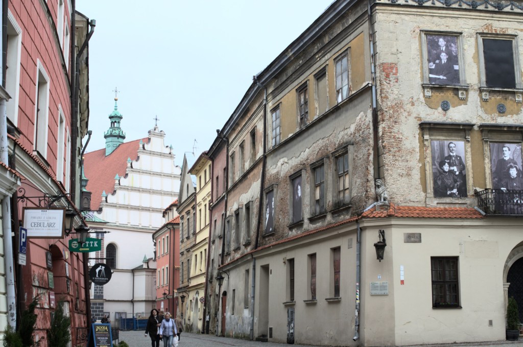 Костёл виднеется сквозь улочку