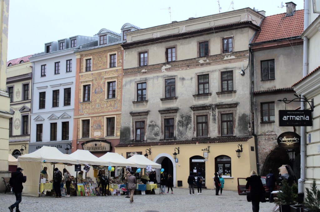 Ярмарка на фоне фасадов площади