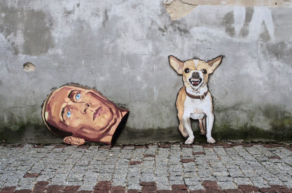 Граффити с головой Путина и лающей собачкой